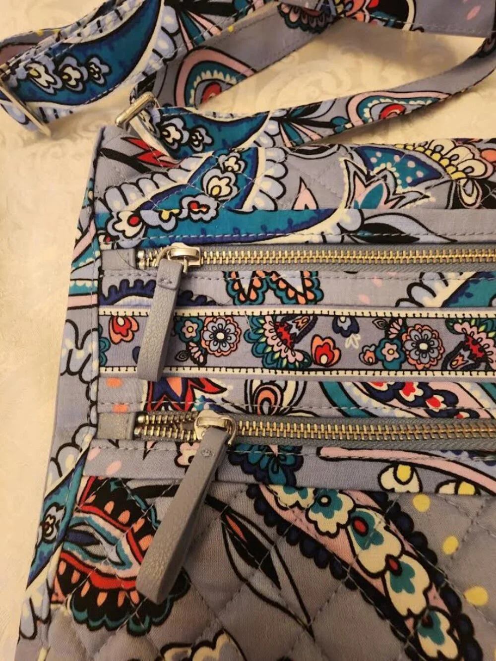 NWT - VERA BRADLEY TRIPLE ZIP HIPSTER IN COTTON MAKANI PAISLEY